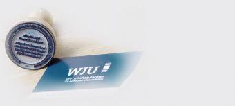 Ein Stempel liegt auf einem Briefbogen von WJU