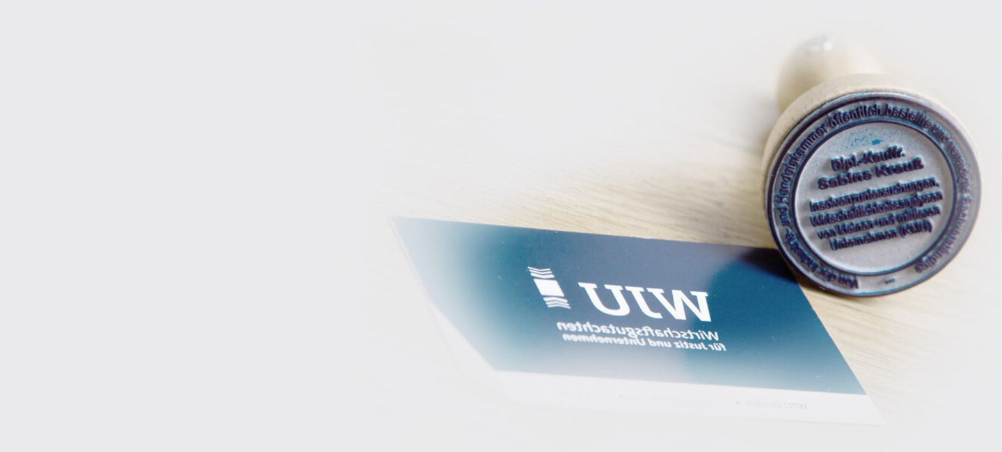 Ein Stempel liegt auf einem Briefbogen von WJU