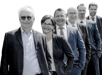 Die Wirtschaftsgutachter von WJU stehen auf einem Gruppenbild hintereinander